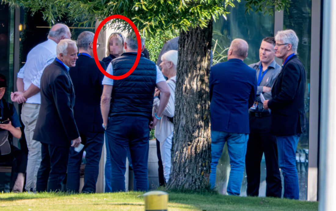 Kjent fra nazimarsjer – her mingler hun på Norgesdemokratenes konferanse