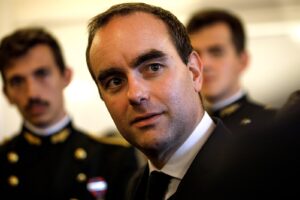Frankrikes statsminister trekker seg – kaoset eskalerer