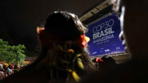 Urfolksdemonstranter stormet FNs klimatoppmøte i Brasil, krever klimatiltak og skogvern