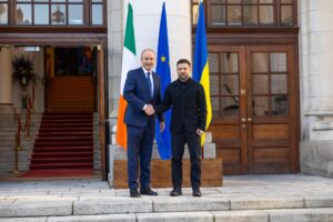 Ukrainske droner angrep russisk havn og oljeraffineri – uidentifiserte droner i Irland under Zelenskyjs besøk