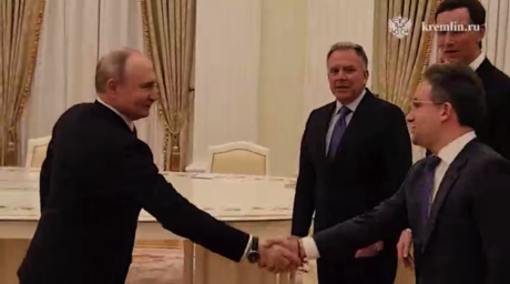 USA, Ukraina og Russland møtes i Abu Dhabi – Kreml holder fast på at krigen fortsetter til territorielle spørsmål er avklart