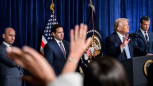 Trump river internasjonale regler i fillebiter. Du har hørt det før, her kommer det igjen: – Forbered deg på krig, sier norsk professor
