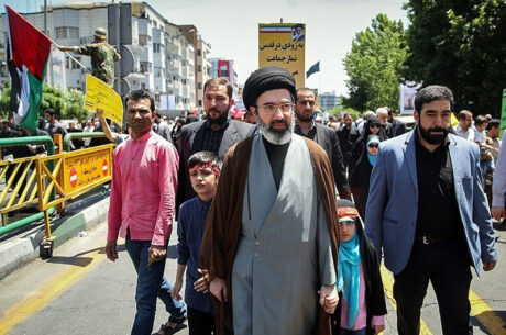 Ingen løsning i sikte for oljekrisa – Khamenei fastholder at Hormuz skal være stengt i sin første tale