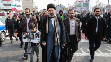 Khameneis sønn er Irans nye leder – Oljeprisen skyter i været, aksjemarkeder raser