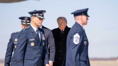 Trump vurderer å sende tusenvis av soldater til Midtøsten og å be Kongressen om gigant-beløp til Iran-krigen