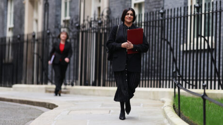 Svindlere rådgir innvandrere om å lyve for å få opphold i Storbritannia