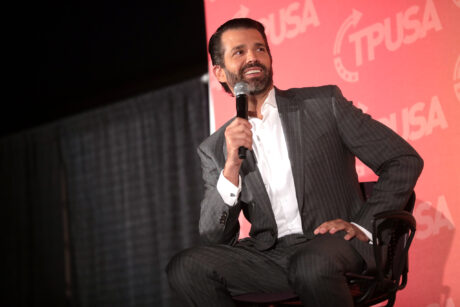 Trump jr. tjener på president-farens våpenliberalisering – vil selge skytevåpen direkte til folk som bestiller på nett